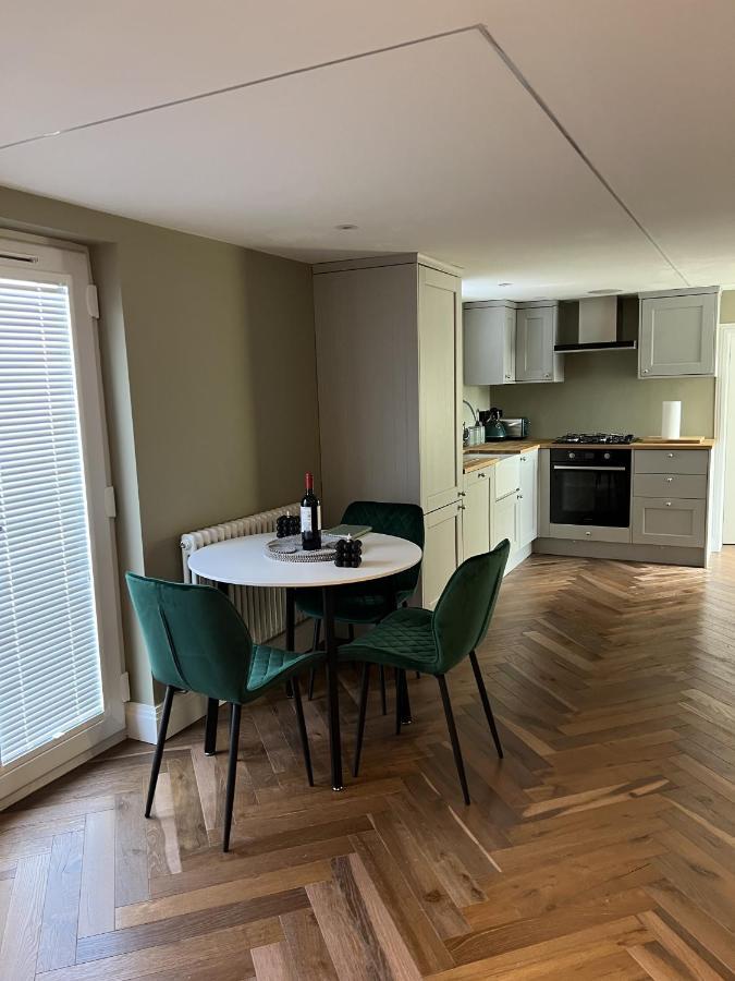 Super Deluxe Apartment บาร์เน็ท ภายนอก รูปภาพ